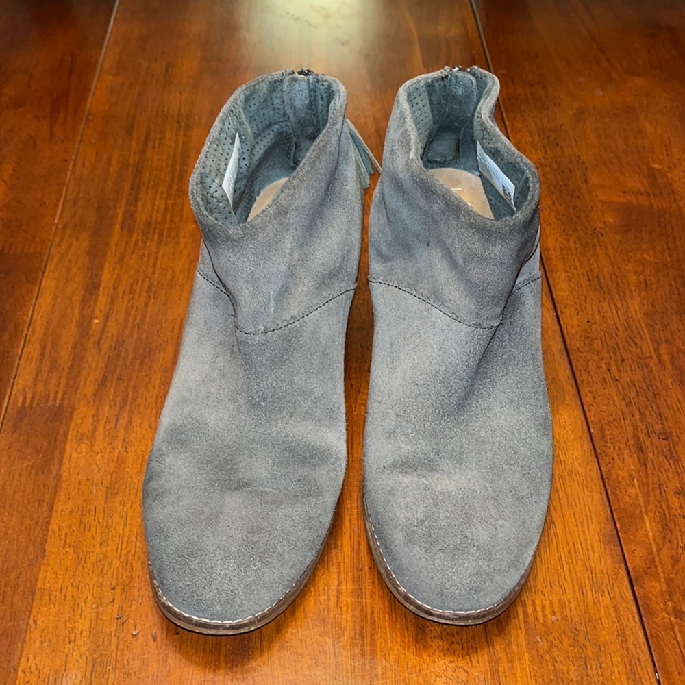 Toms Leila suede ankle boots gray-green color women’s sz 8 zip with tassles